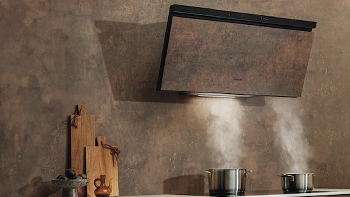 Miele Wand-Dunstabzugshaube in Miele Patina Bronze Optik zieht Kochdünste von zwei Töpfen ab