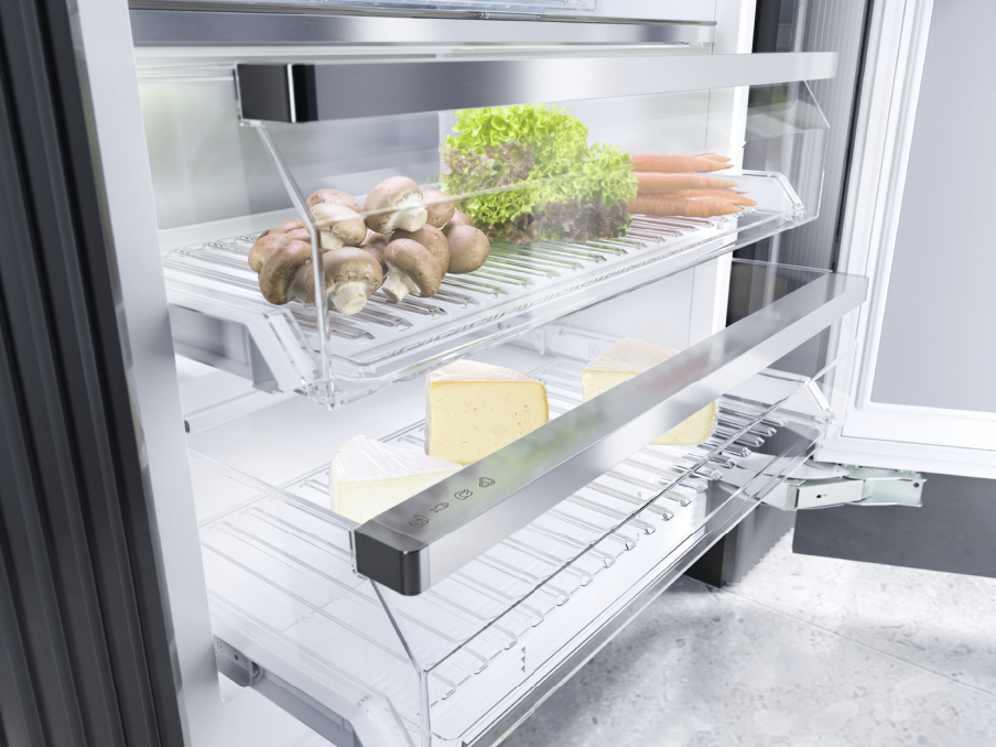 Miele Masterfresh Kühlschrank schubladen mit pilzen salat möhren und käse gefüllt