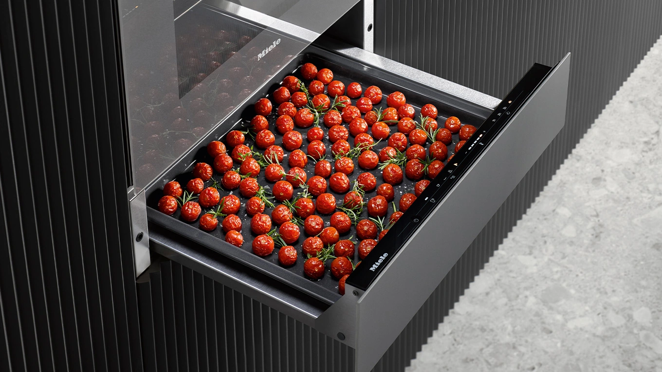 Miele Wärmeschublade zum Dörren Tomaten in einer Wärmeschublade von Miele unterm Backofen
