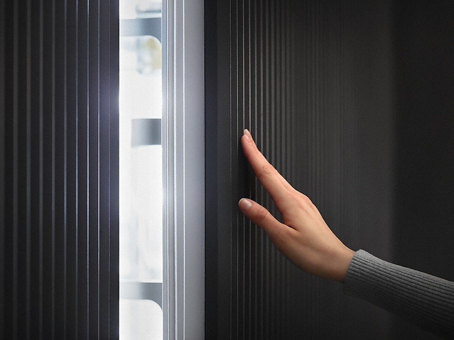 Miele Push2open Kühlschrank Hand an einer leicht geöffneten Kühlschranktür bei einem miele push2open kühlschrank