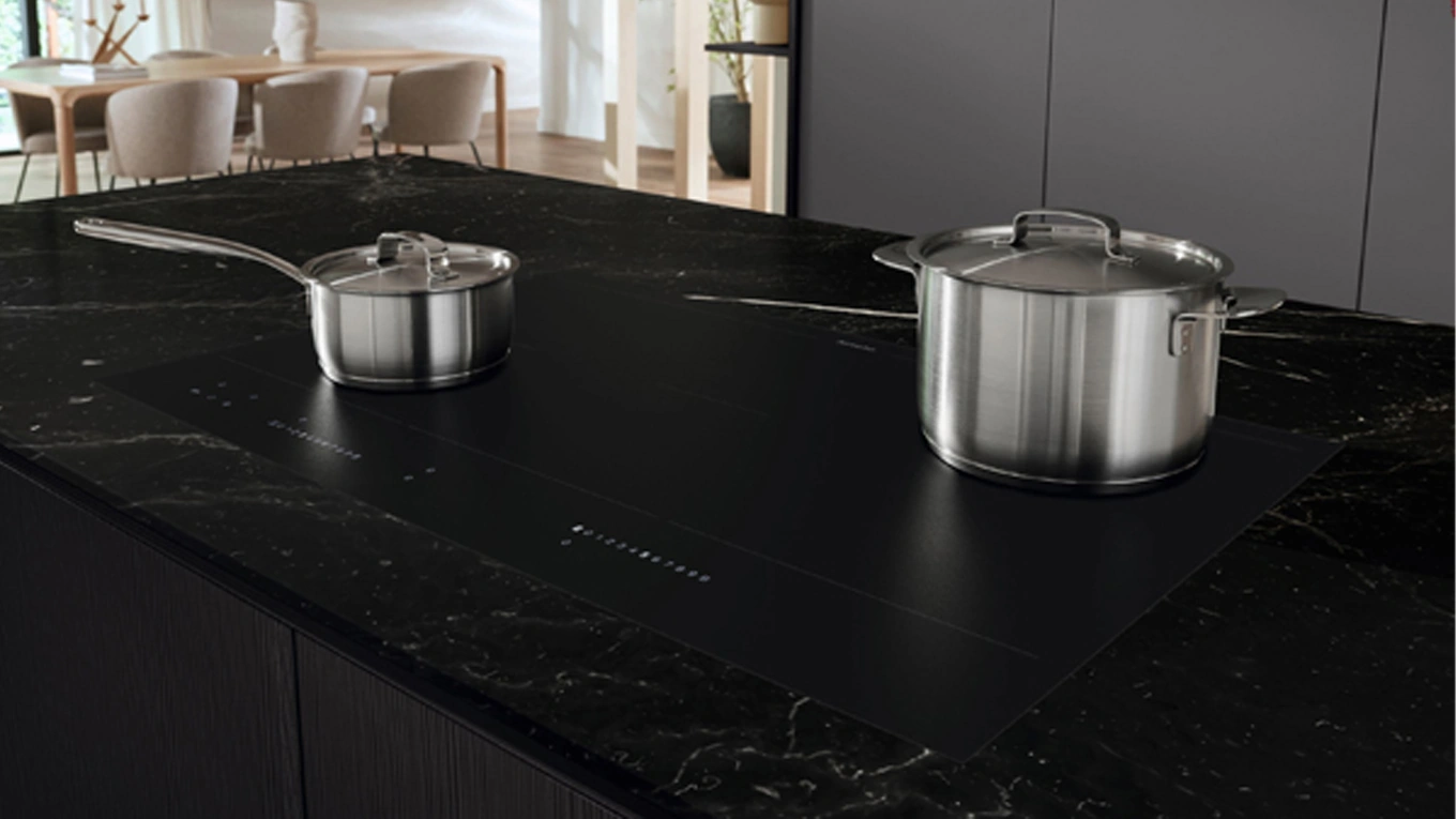 Miele KM 7576 FL Induktionskochfeld zwei Edelstahltöpfe mit deckel auf dem Miele KM 7576 FL Induktionskochfeld