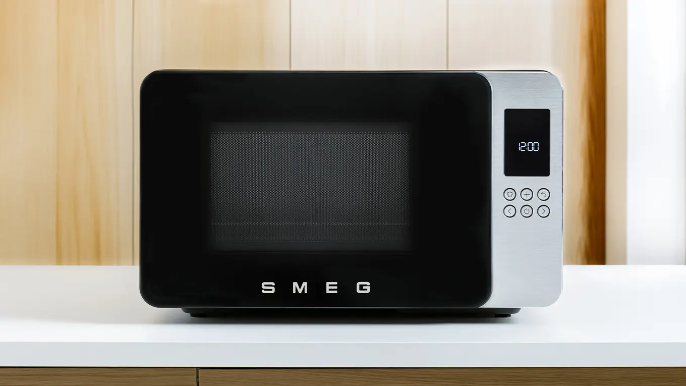schwarze smeg mikrowelle