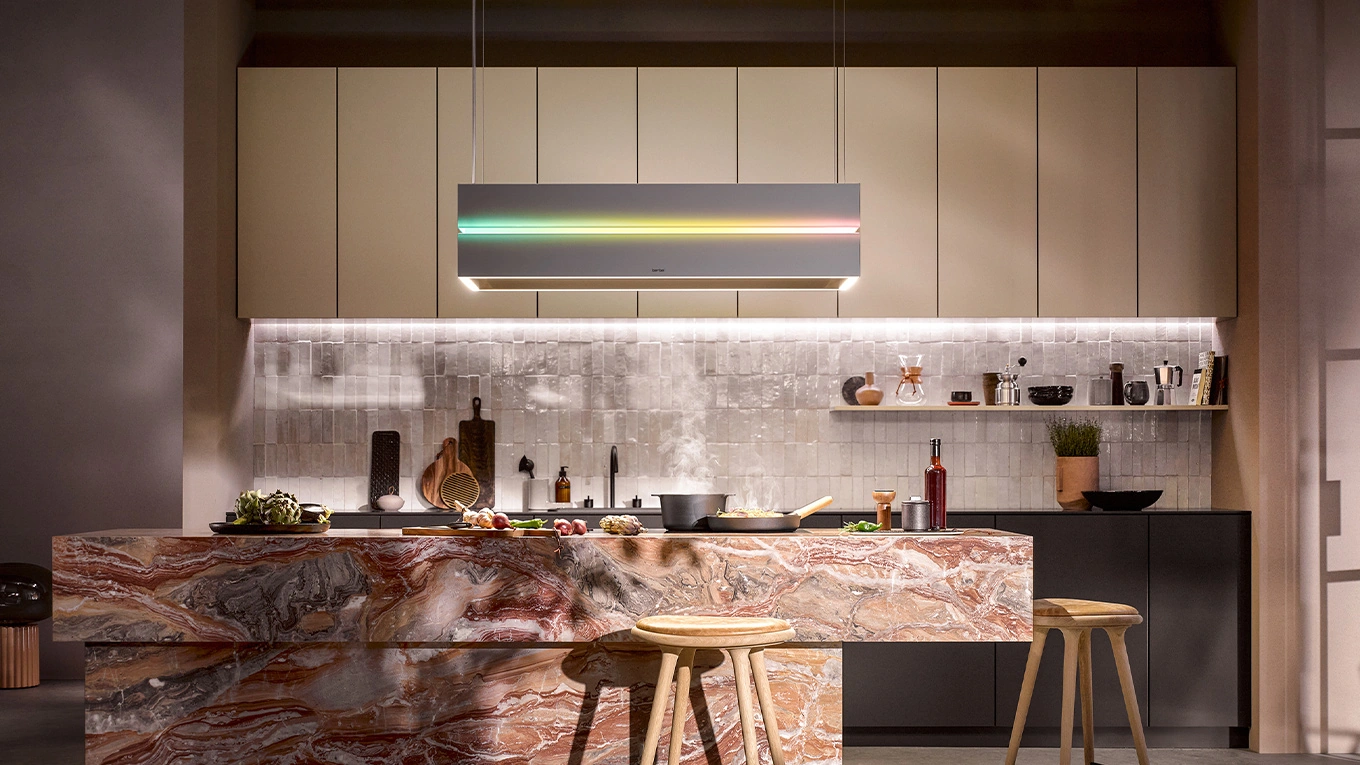 berbel skyline edge play inselhaube mit motion lights farblichtern in einer modernen küche