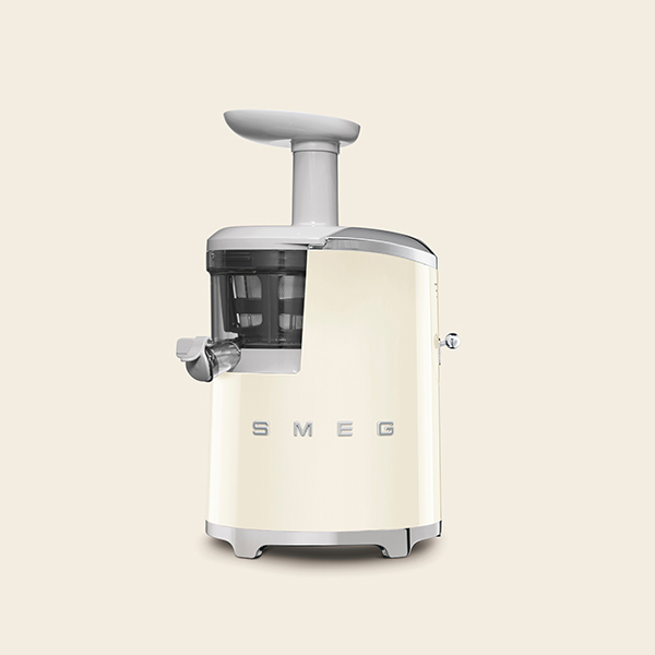 smeg entsafter in creme vor cremefarbenem hintergrund