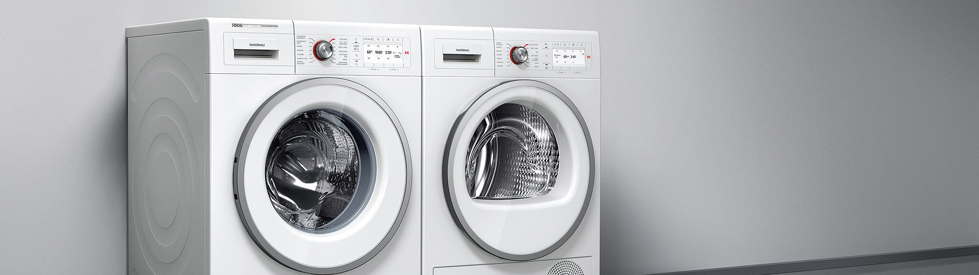 Gaggenau Waschmaschine und Trockner nebeneinander in einer grauen kulisse