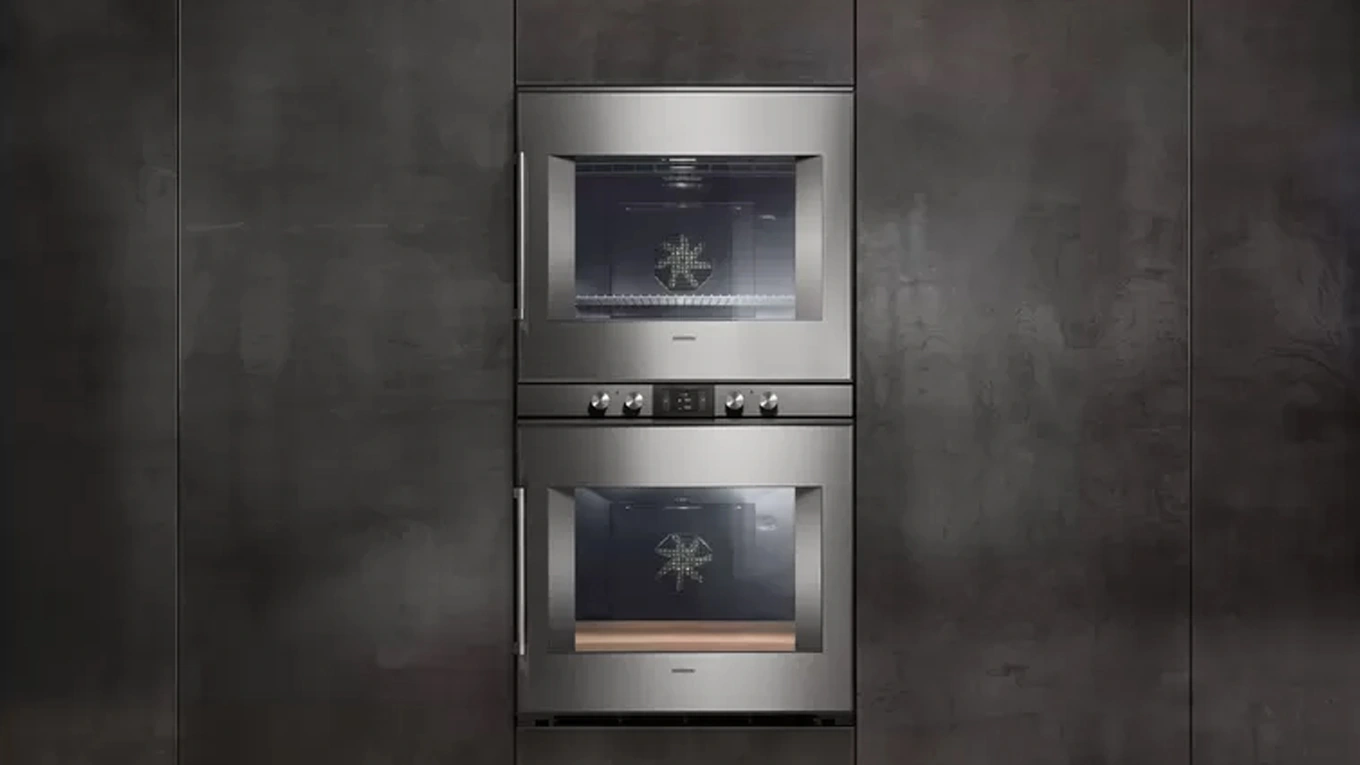 Eingebauter Doppelbackofen aus der Gaggenau Serie 400 in Silber in einer Metallic Küchenfront eingebaut