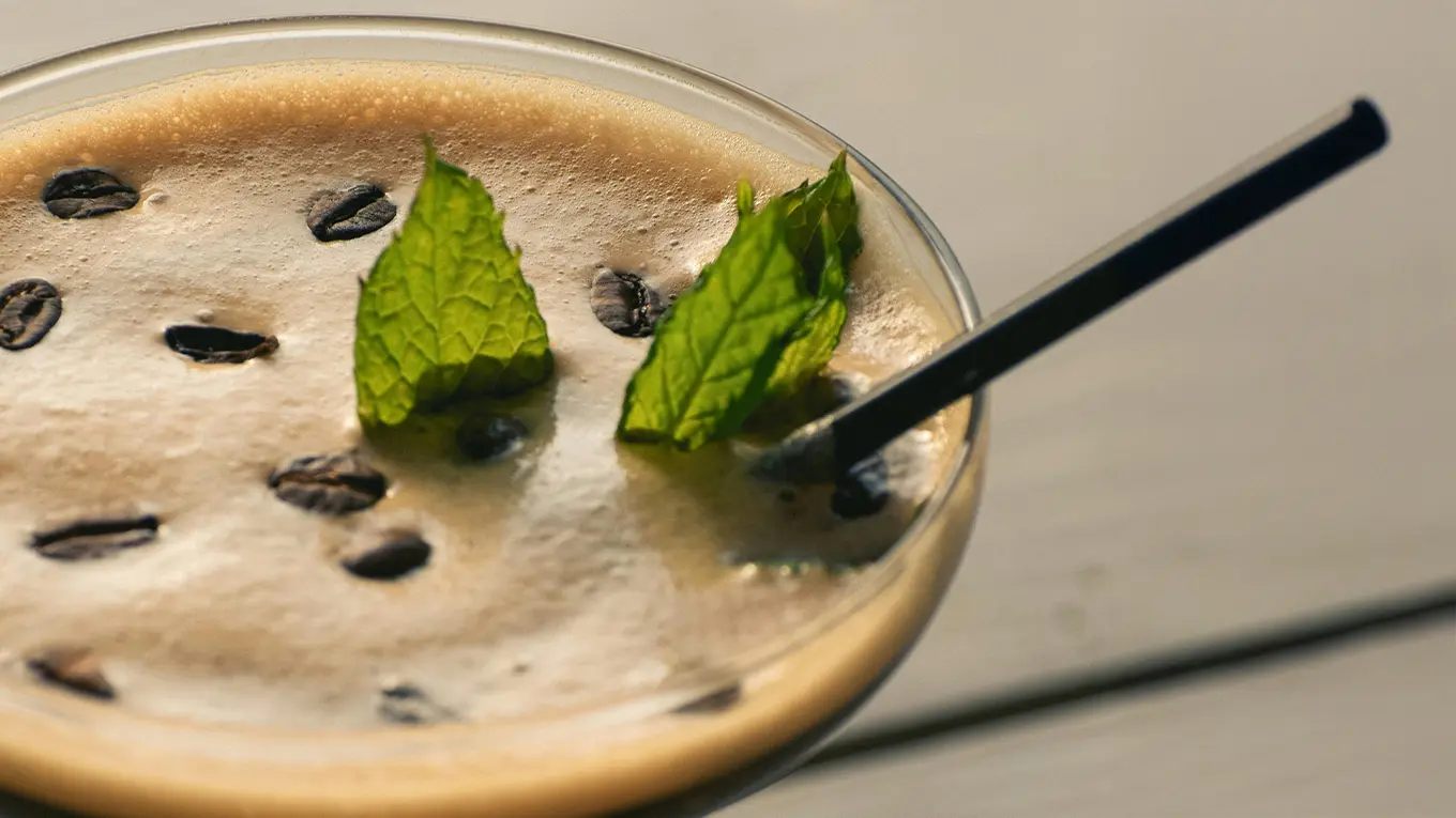 Detail von einem Espresso Martini Cocktail mit Kaffeebohnen als Deko