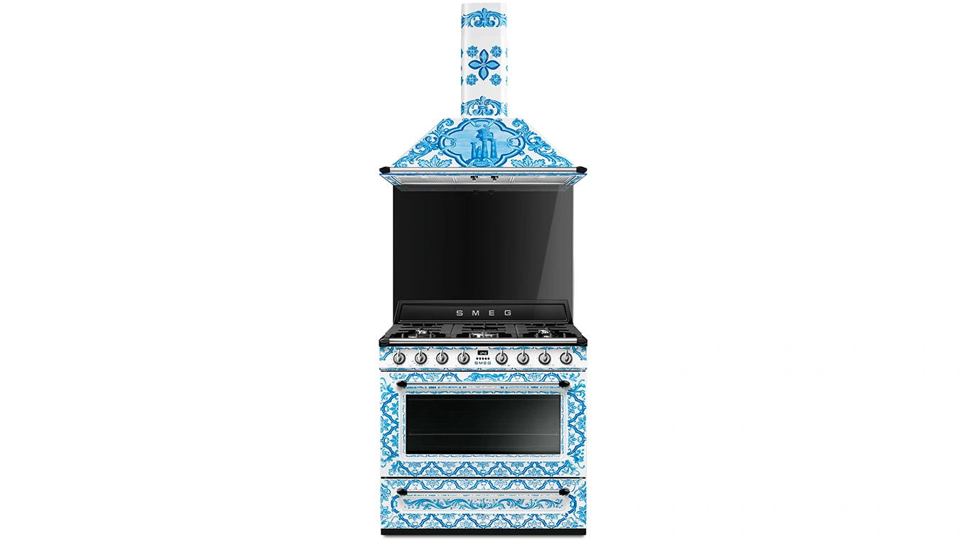 SMEG Dolce & Gabbana Majolika Victoria Standherd & Dunstabzugshaube in Blau produktbild vom smeg dolce gabbana standherd victoria und der passenden dunstabzugshaube in blau weiß
