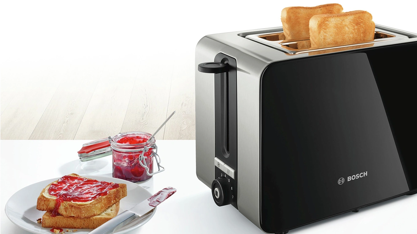 bosch toaster in schwarz mit zwei Toasts und Marmeladen-Toast auf einem Teller