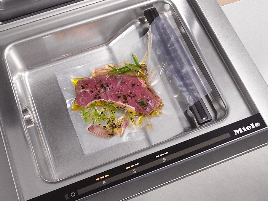 Miele Marinieren mariniertes fleisch im vakuumbeutel in einer miele vakuumierschublade von oben
