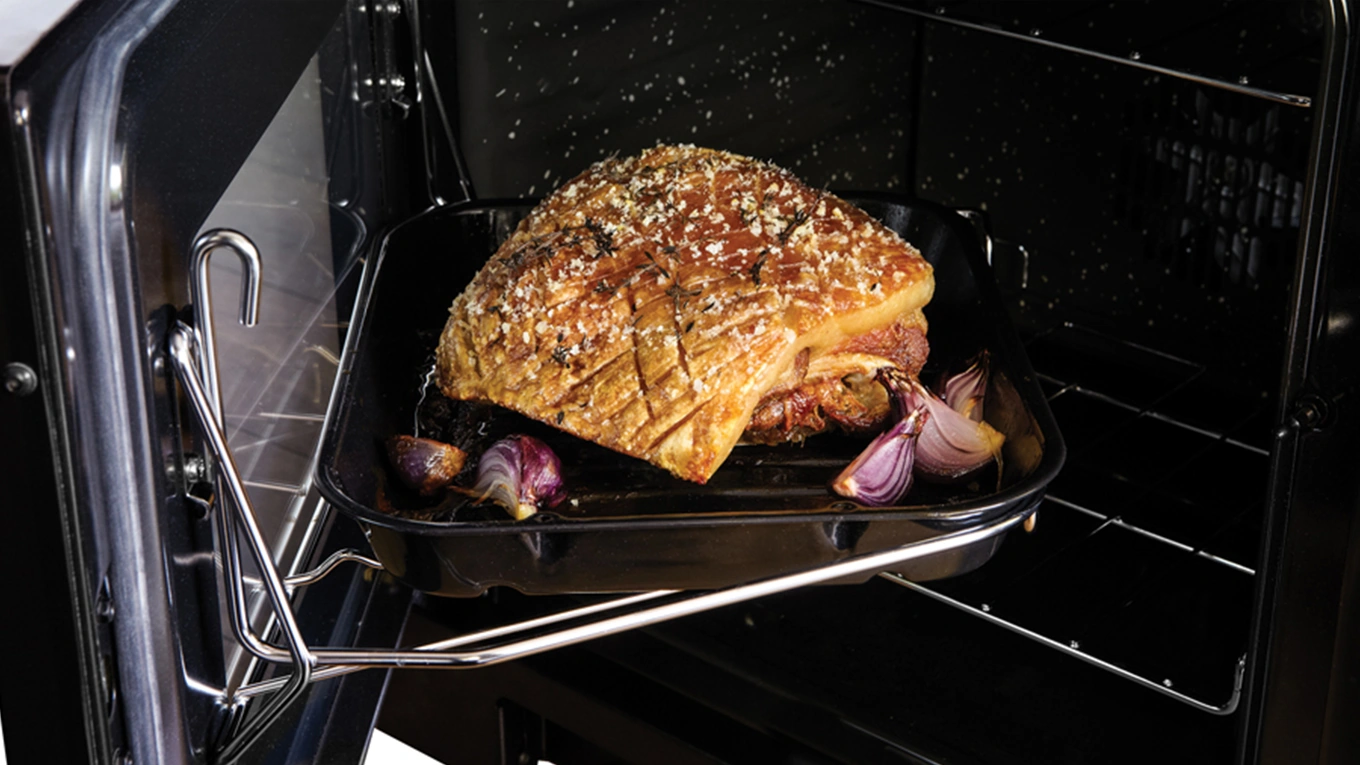 Garguthalterung mit Fleischstück im Falcon Range Cooker