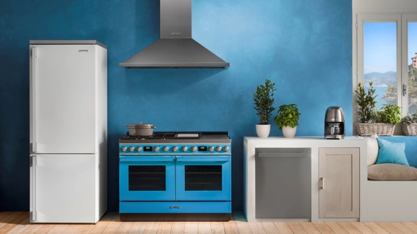 smeg portofino doppelbackofen in blau neben einem weißen Kühlschrank vor einer blauen wand