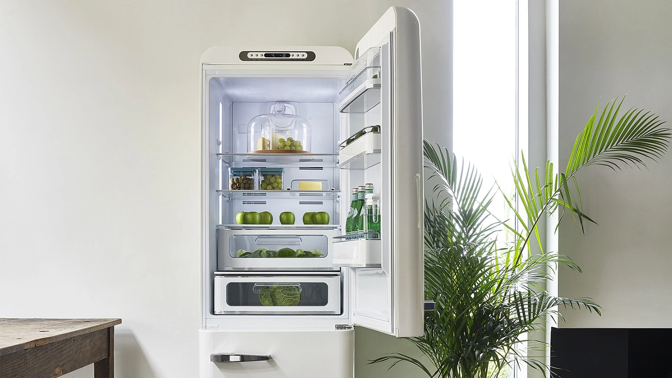 SMEG Stand-Kühl-Gefrierkombination in weiß geöffnete kühlschranktür bei einer smeg kühl-gefrierkombination in weiß