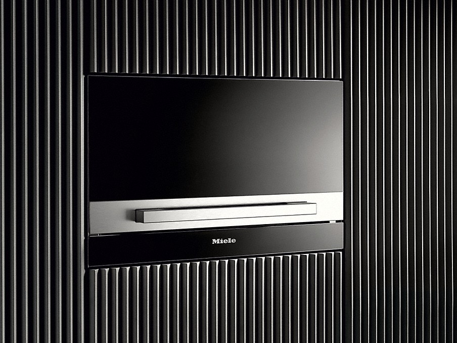 Miele Lifttür miele einbau gerät mit lifttür in einer dunklen gestreiften küchenfront