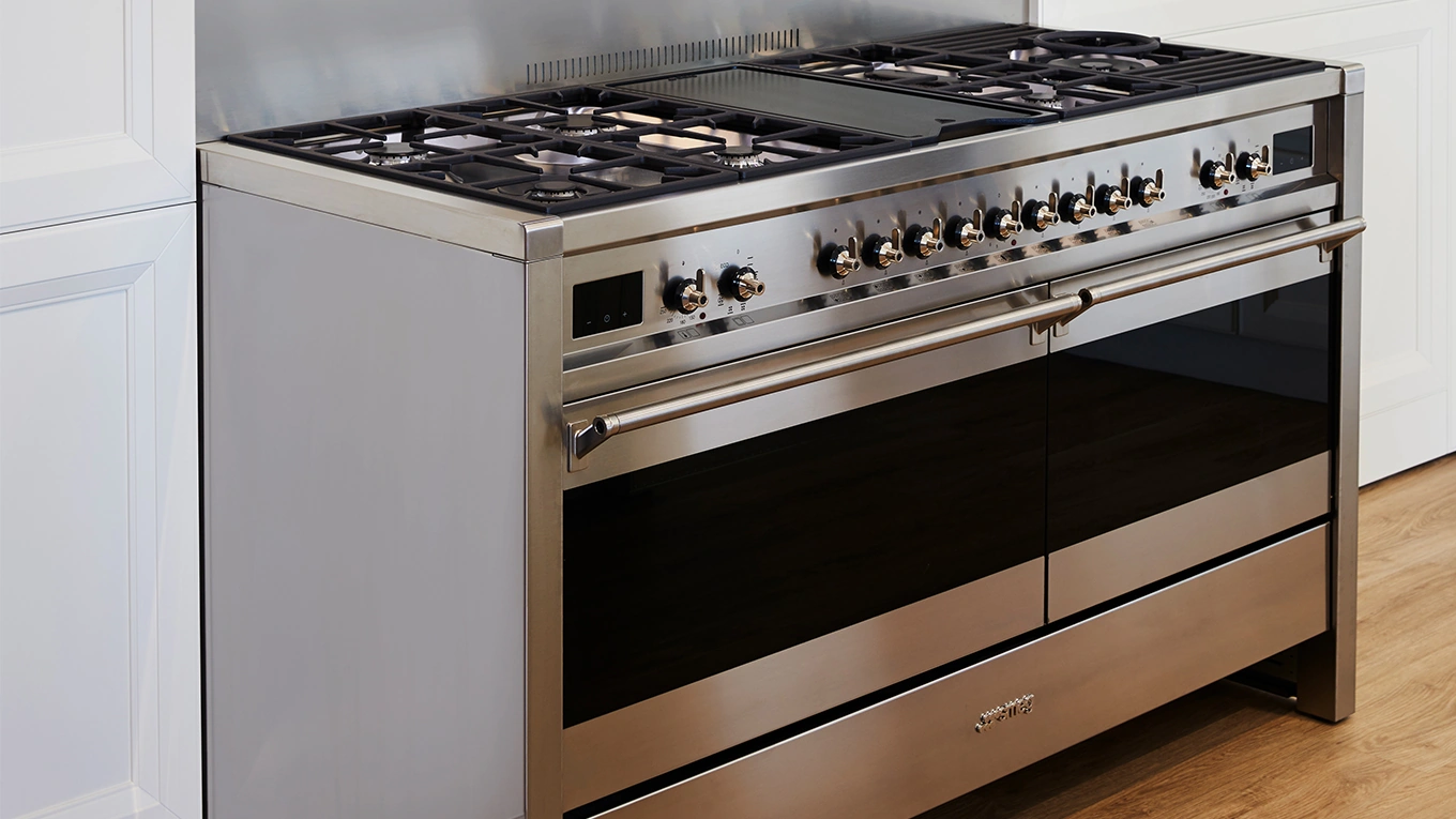 smeg standherd classic edelstahl smeg standherd classic in edelstahl mit gaskochfeld von der seite