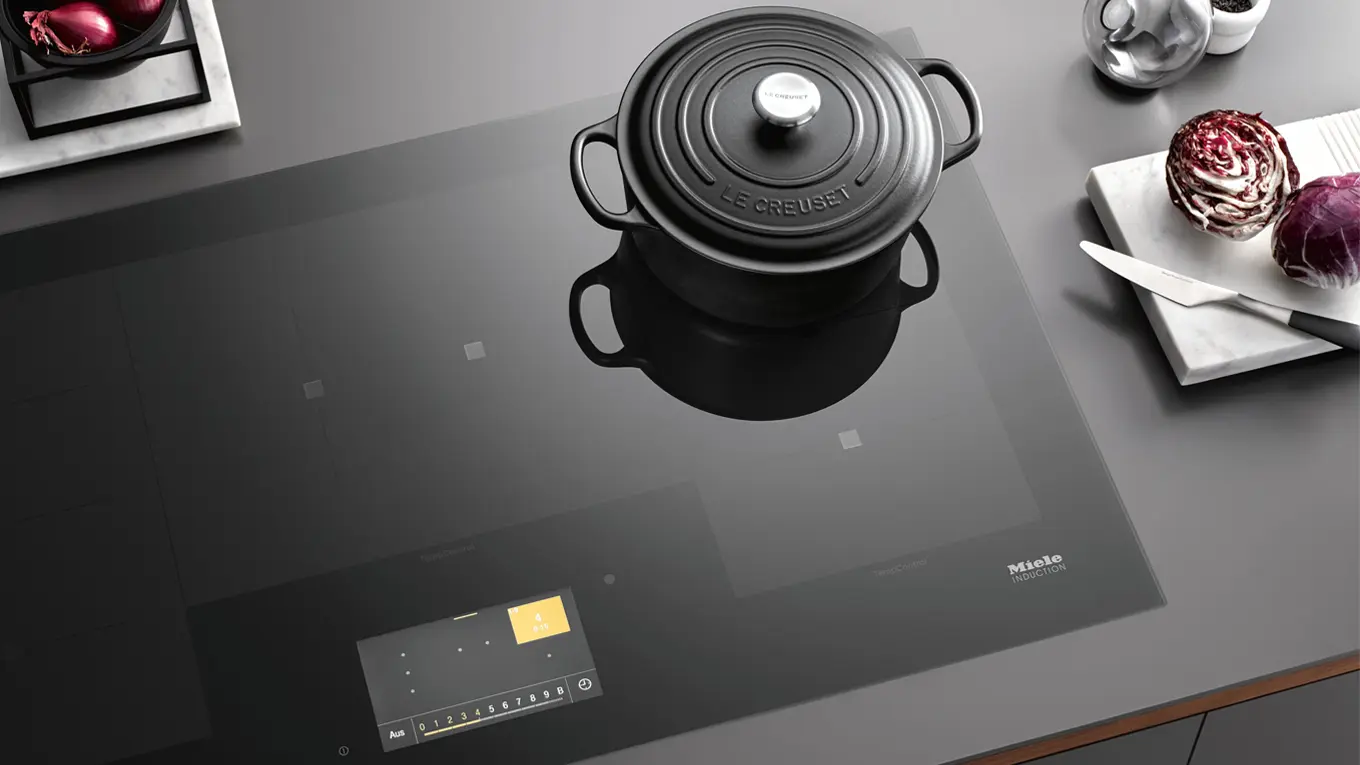 topf auf einem miele tempcontrol kochfeld mit temperatursensor