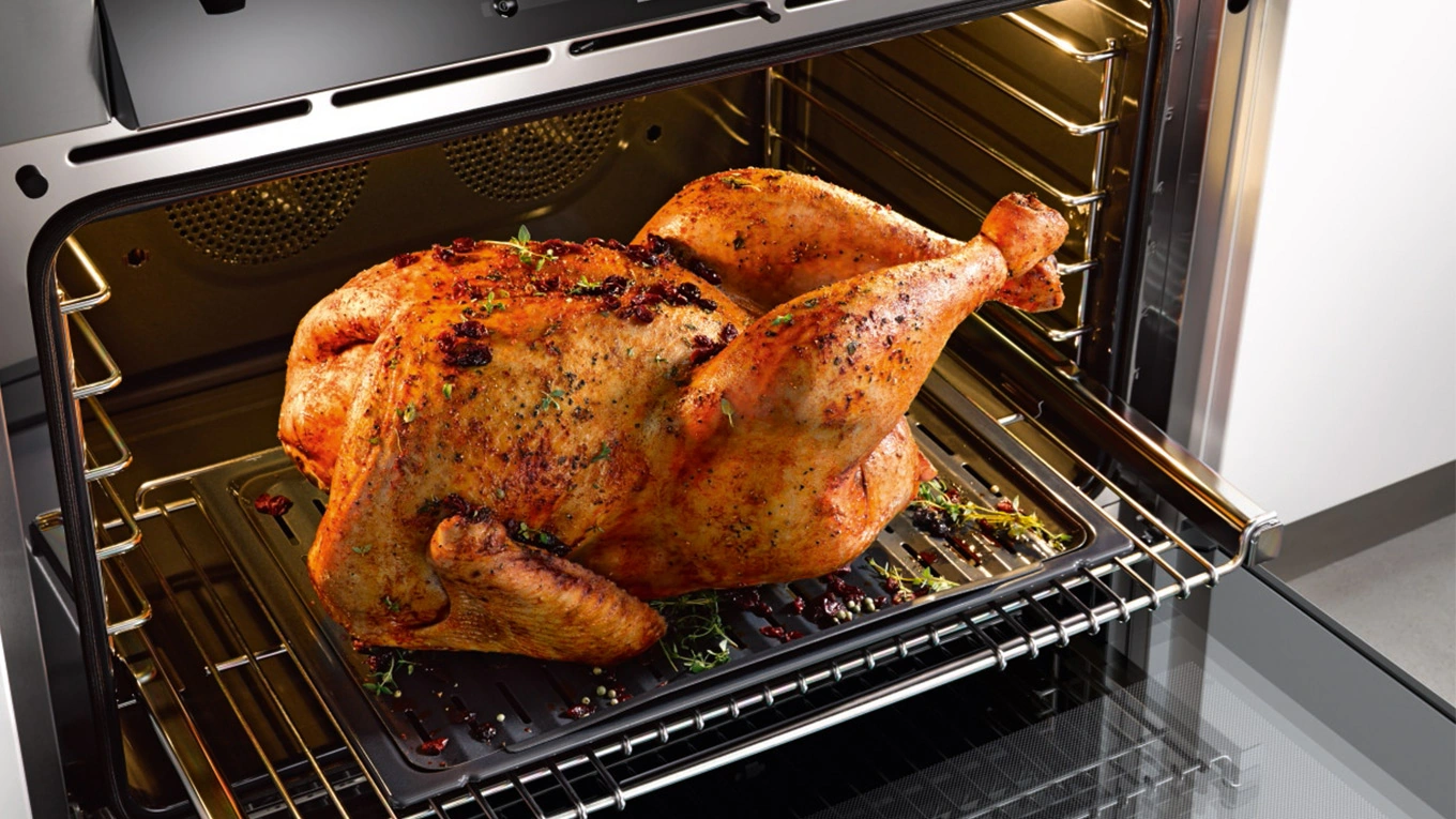 klimagaren miele range cooker Ganzes Hühnchen auf einem Rost im Miele Range Cooker