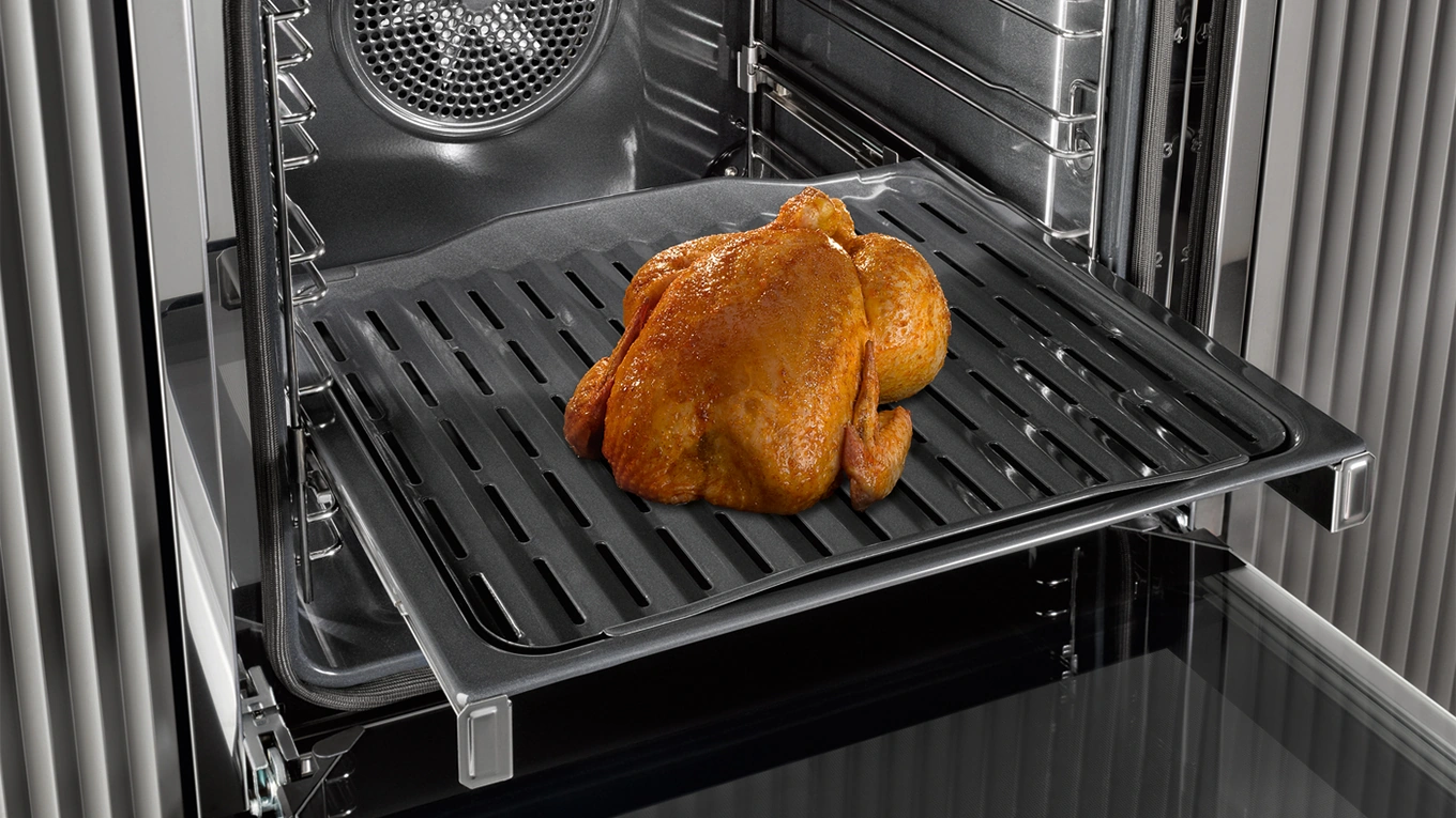 Miele Air Fry Krosses Hähnchen auf einem Air Fry Rost im Miele Backofen