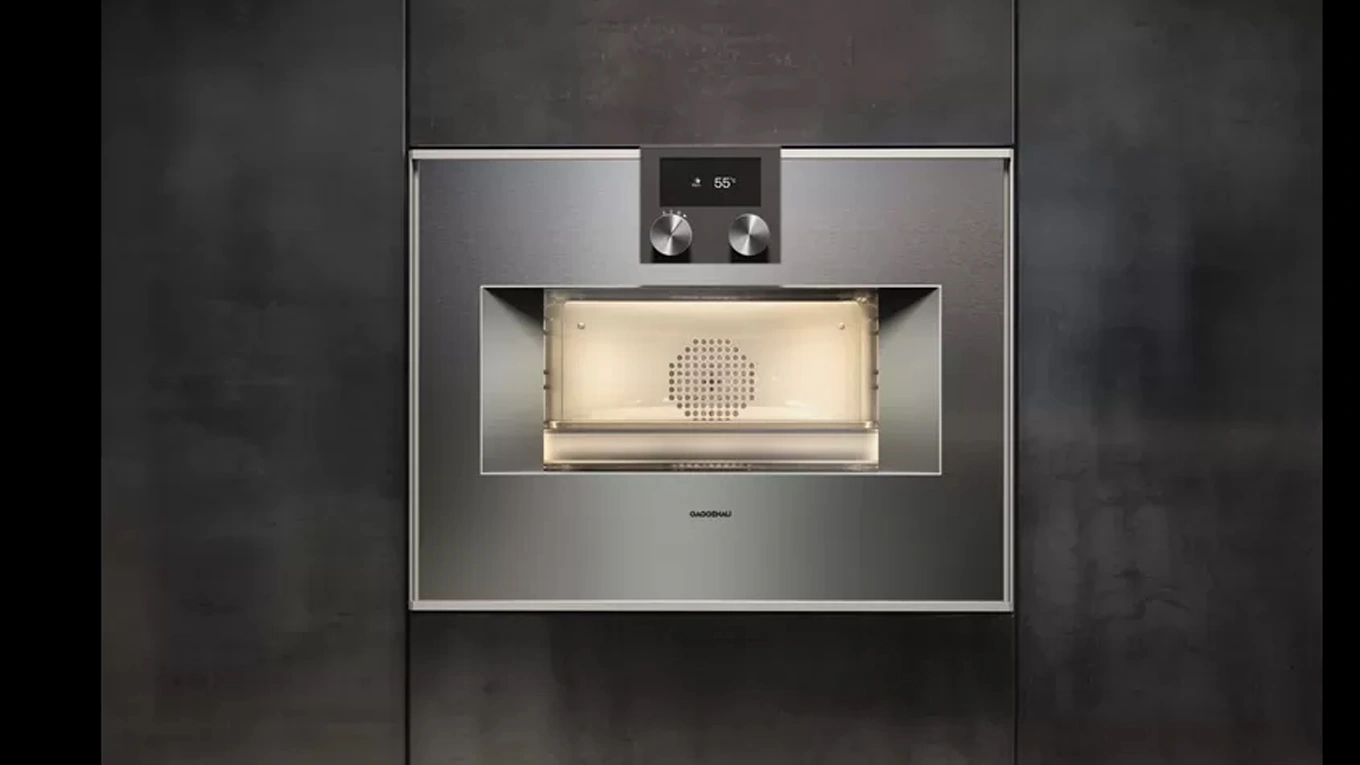Griffloser Dampfbackofen aus der Gaggenau Serie 400 in Silber in einer Küchenfront eingebaut