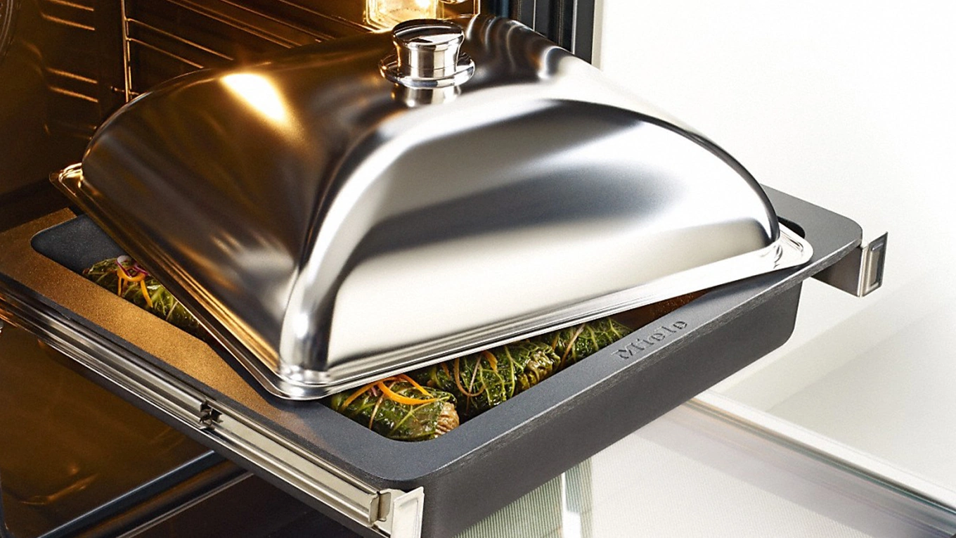 miele bräter mit deckel edelstahl miele bräter mit deckel aus edelstahl in einem backofen