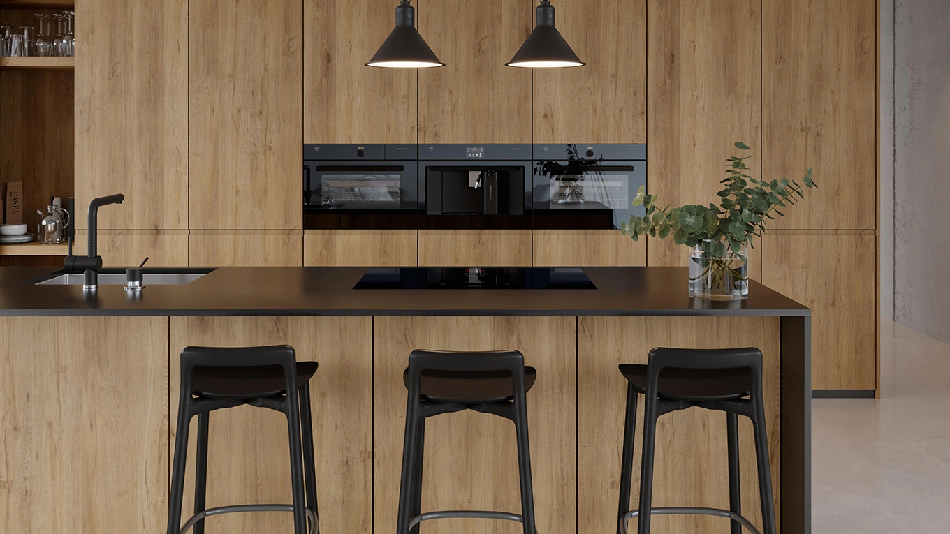 V-ZUG Excellence Line Geräte V-ZUG Excellence Line Geräte wie Backofen Steamer und CoffeeCenter in einer Holzküche mit Tresen