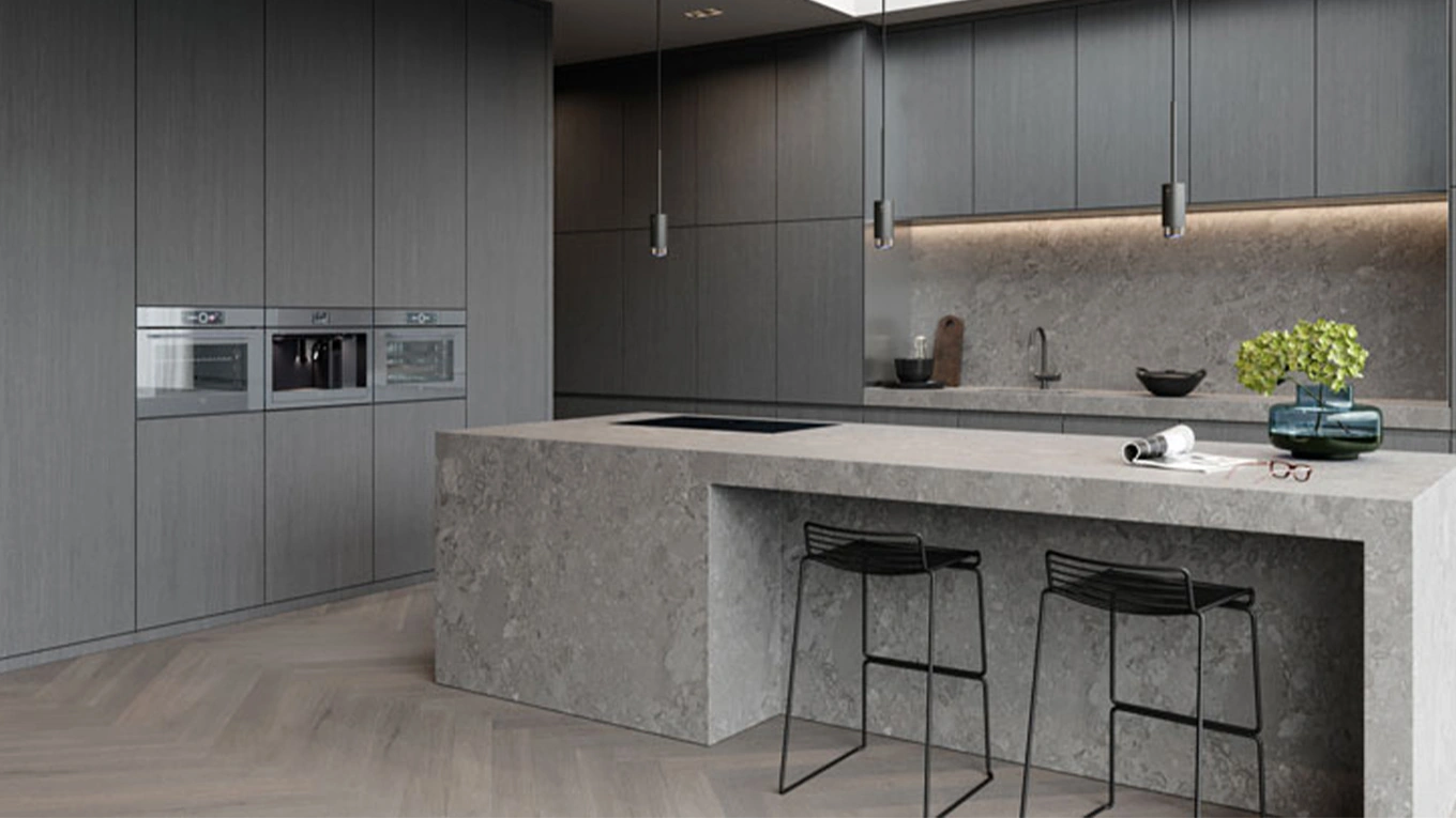 V-ZUG Backofen, Steamer und CoffeeCenter in Platinum V-ZUG Backofen, Steamer und CoffeeCenter in Platinum in einer grauen Küche