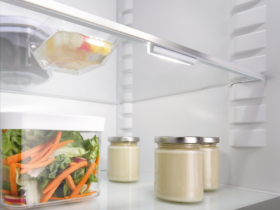 Miele Flexilight Kühlschrank Gemüse in einer Box und Einmachgläser in einem miele kühlschrank mit flexilight