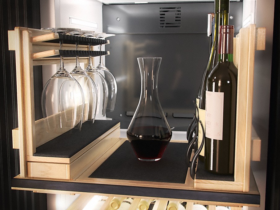 Miele Mastercool Sommelierset aus Holz mit Weingläserhalter, Dekantierflasche und Weinflaschen