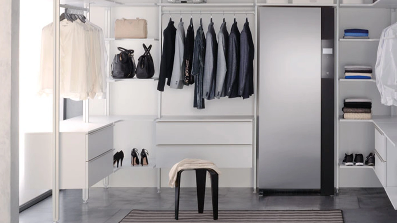 V-ZUG RefreshButler V-ZUG RefreshButler Wäschepflege Gerät in einem offenen Kleiderschrank