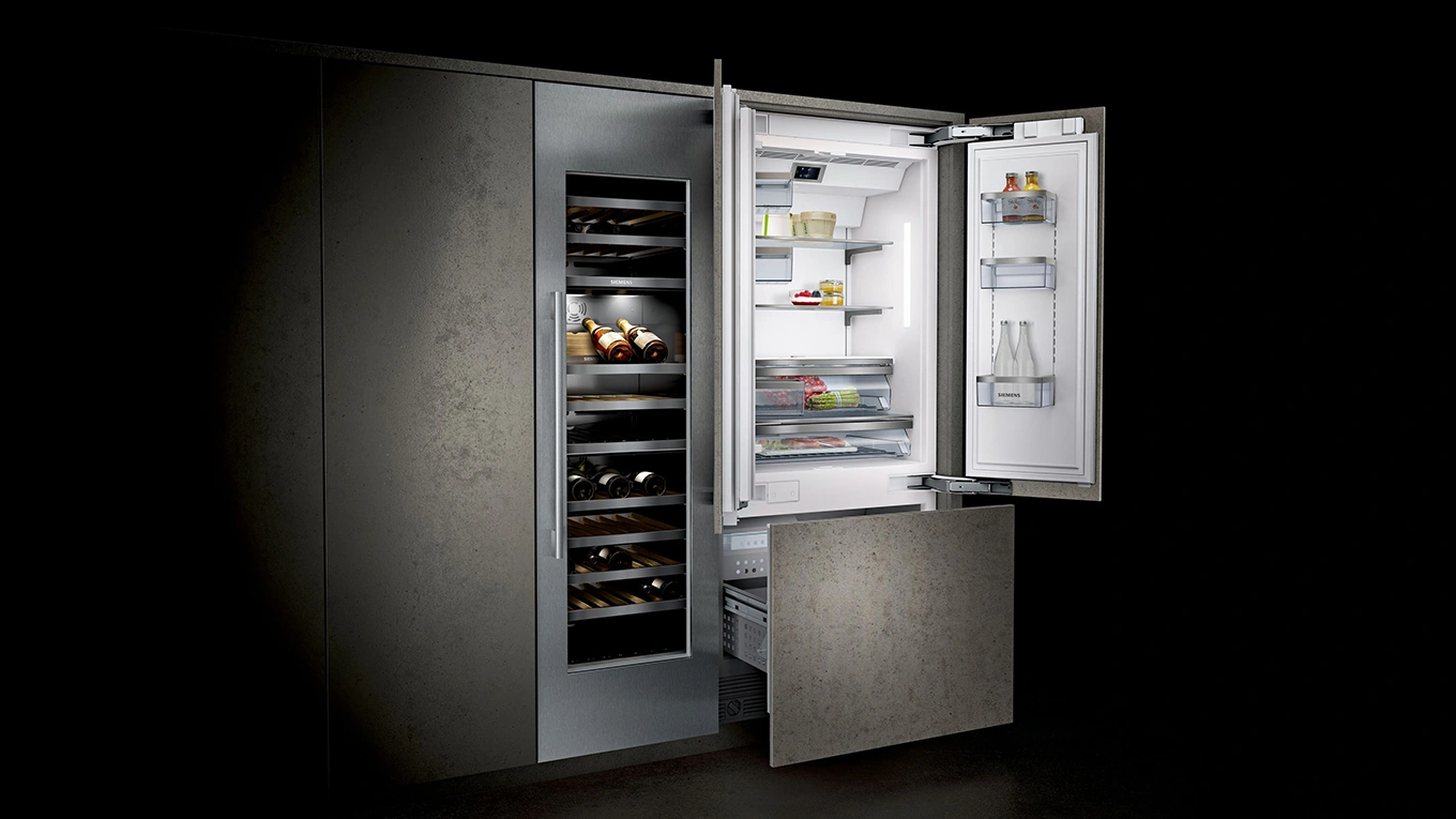 siemens side by side kühlschrank mit geöffneten türen neben einem weinkühlschrank