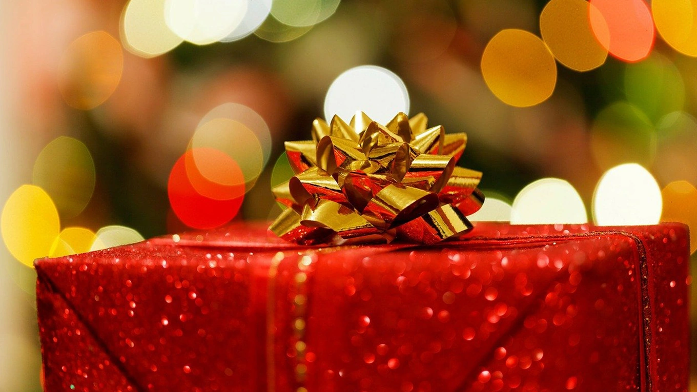 Geschenk hübsch verpacktes weihnachtsgeschenk in rot mit gold