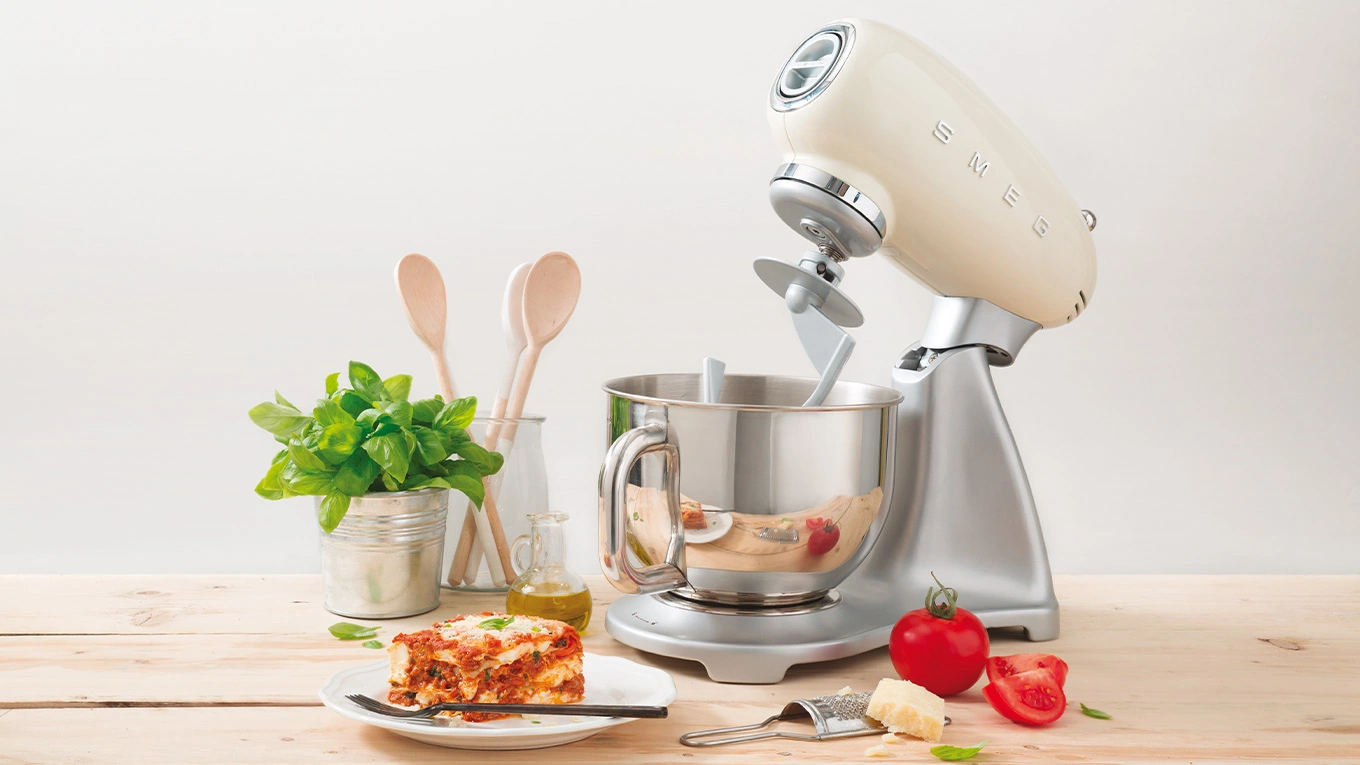 smeg küchenmaschine in creme für pasta und pizza teig