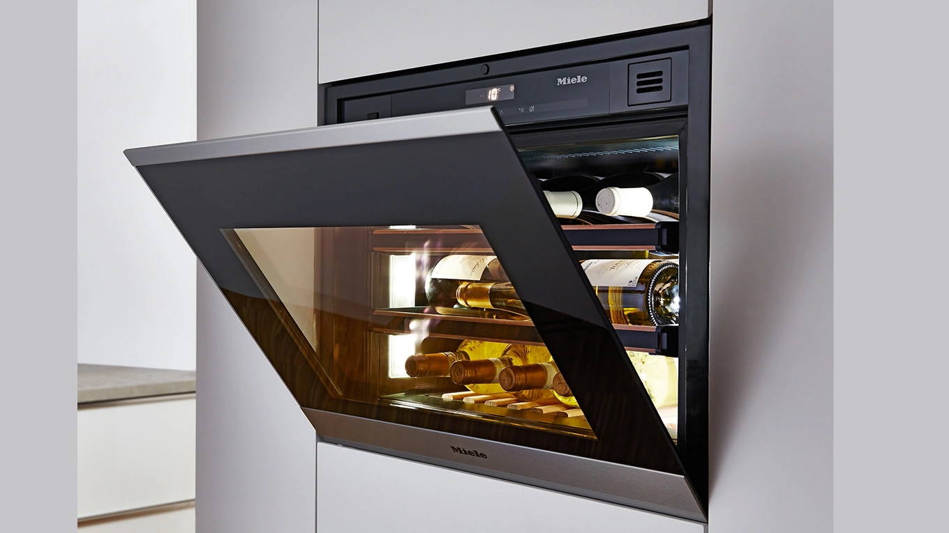 Miele Einbau-Weinkühlschrank Kleiner hochgebauter Miele Einbau-Weinkühlschrank mit geöffneter tür