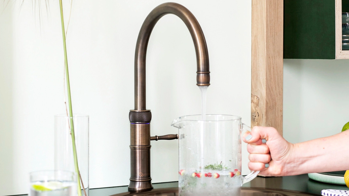 quooker classic fusion in patina quooker classic fusion in patina beim füllen einer wasser glas karaffe