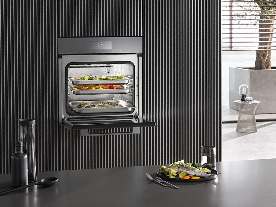 Miele automatisches Menügaren geoeffneter miele backofen mit drei ebenen voll lebensmittel