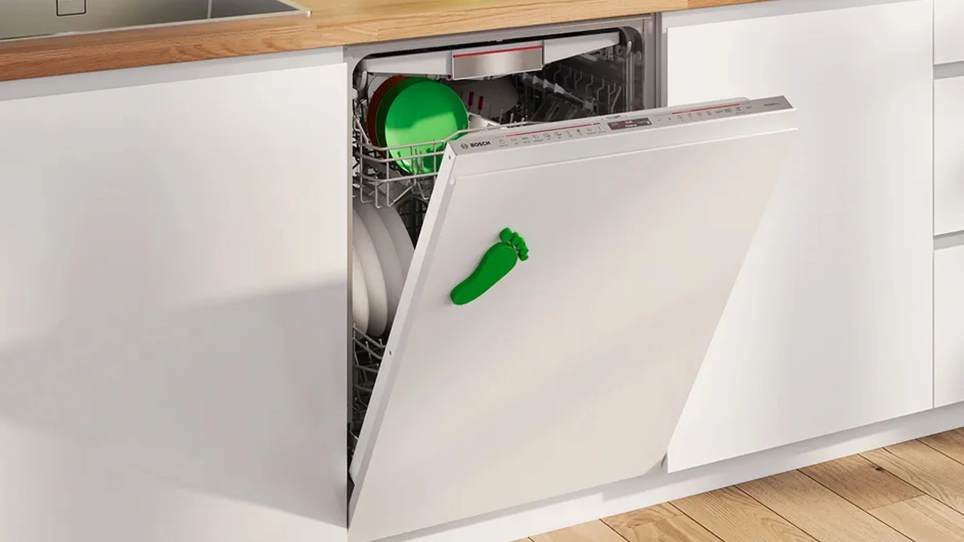 Bosch Green Collection Geschirrspüler Geöffneter Bosch Green Collection Geschirrspüler mit grünem Fußabdruck an der Front