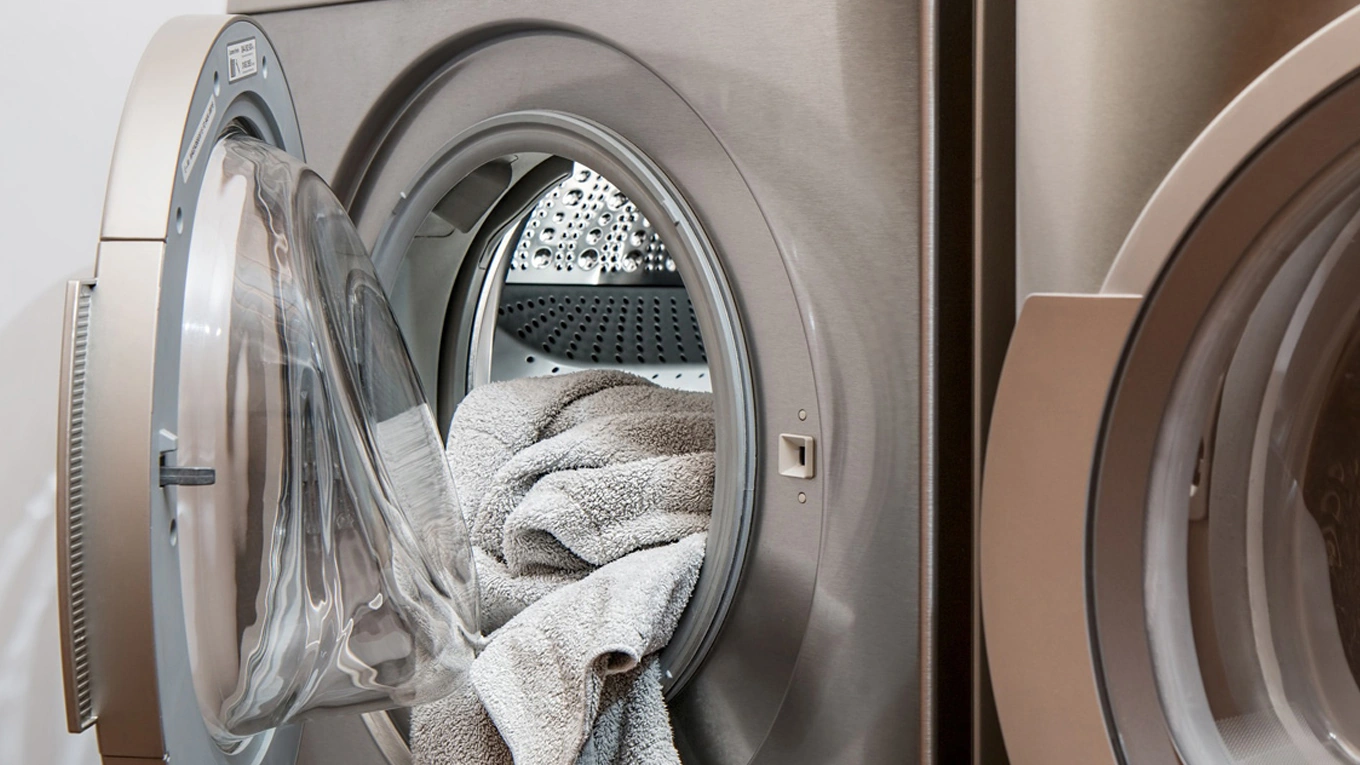 geöffnete waschmaschine mit handtuch drin