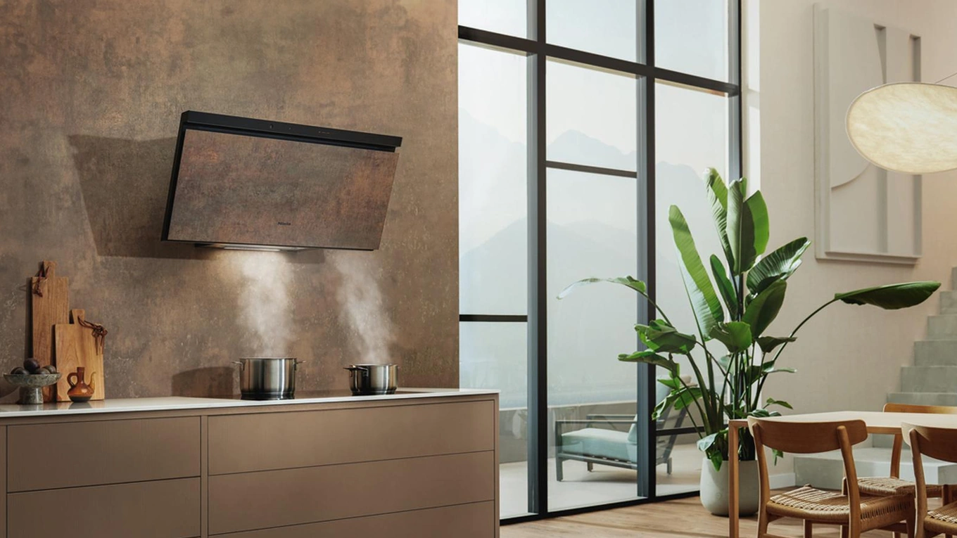 Miele Sienna Dunstabzugshaube Miele Sienna Dunstabzugshaube in Bronze Patina Optik zieht Kochdunst von zwei Töpfen