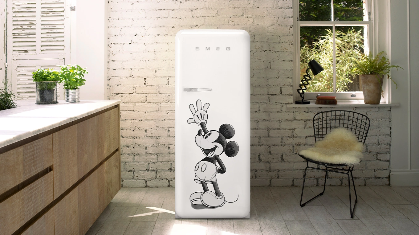 smeg kühlschrank fab28 in weiß mit mickey mouse