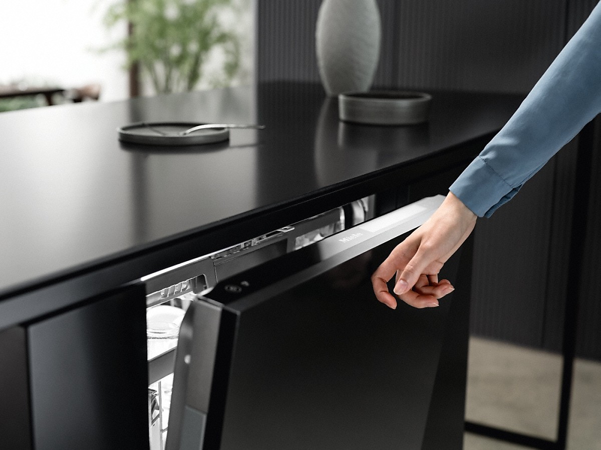 Miele Geschirrspüler mit Knoch2open sich oeffnender miele geschirrspueler mit knock2open funktion in einer schwarzen kueche