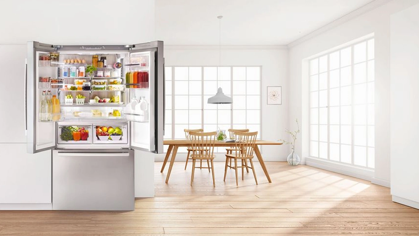 Bosch Side by Side Kühlschrank mit French Door bosch french door kühlschrank mit geöffneten türen in einer beispielküche mit esstisch