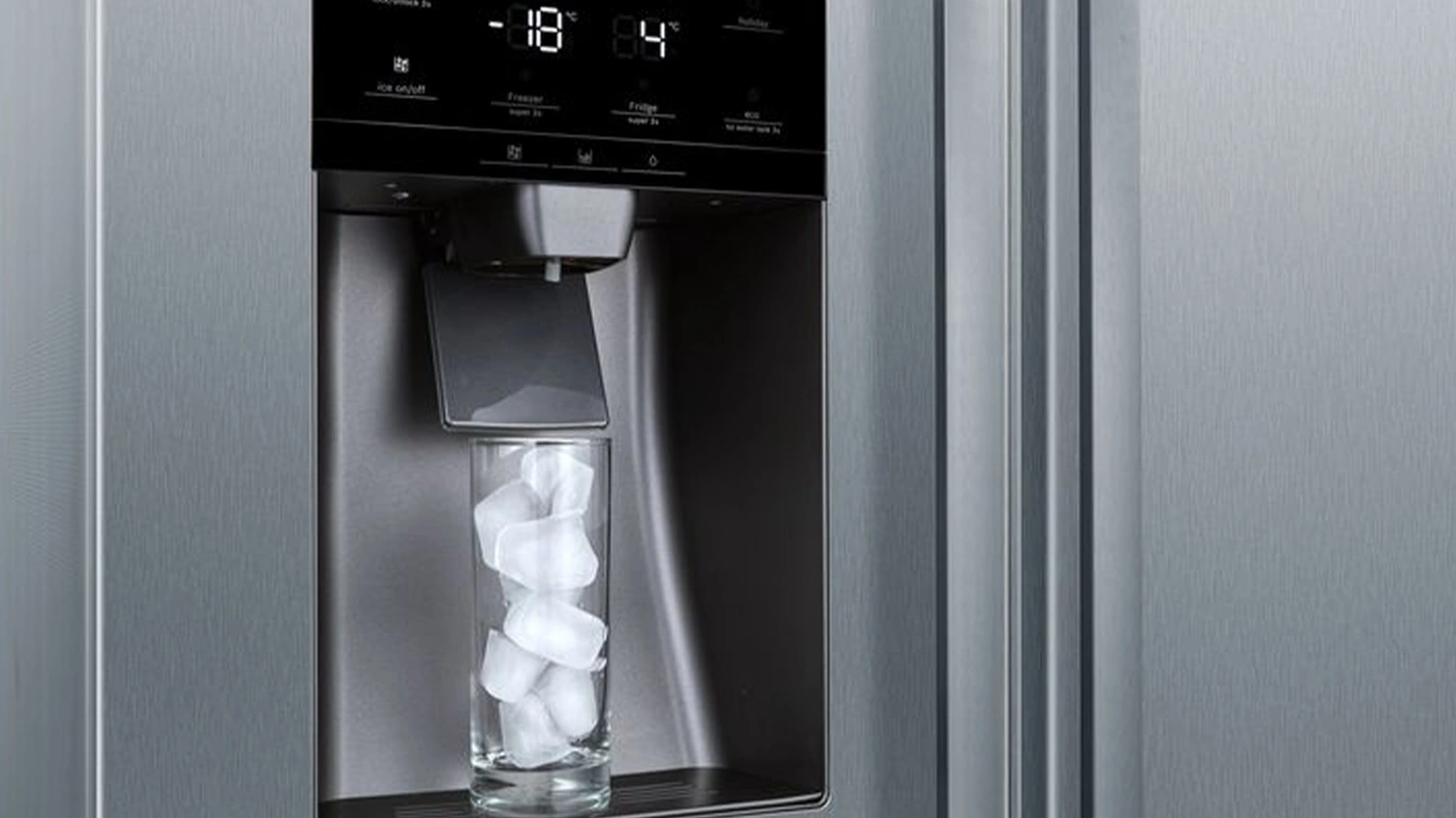 bosch icemaker glas gefüllt mit eiswürfeln aus dem bosch icemaker am kühlschrank aus edelstahl