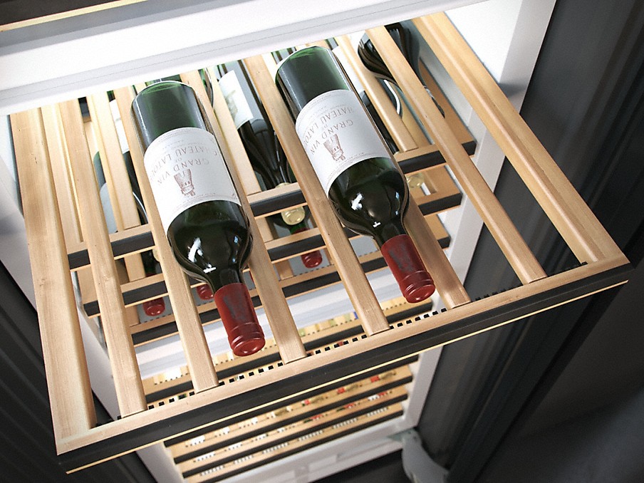 Miele Flexiframe Holzroste Weinkühlschrank zwei liegende weinflaschen auf einem herausgezogenen miele flexiframe holzrost im weinkühlschrank