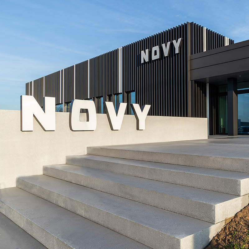 Novy firmengebaeude mit treppen bei strahlend blauem himmel
