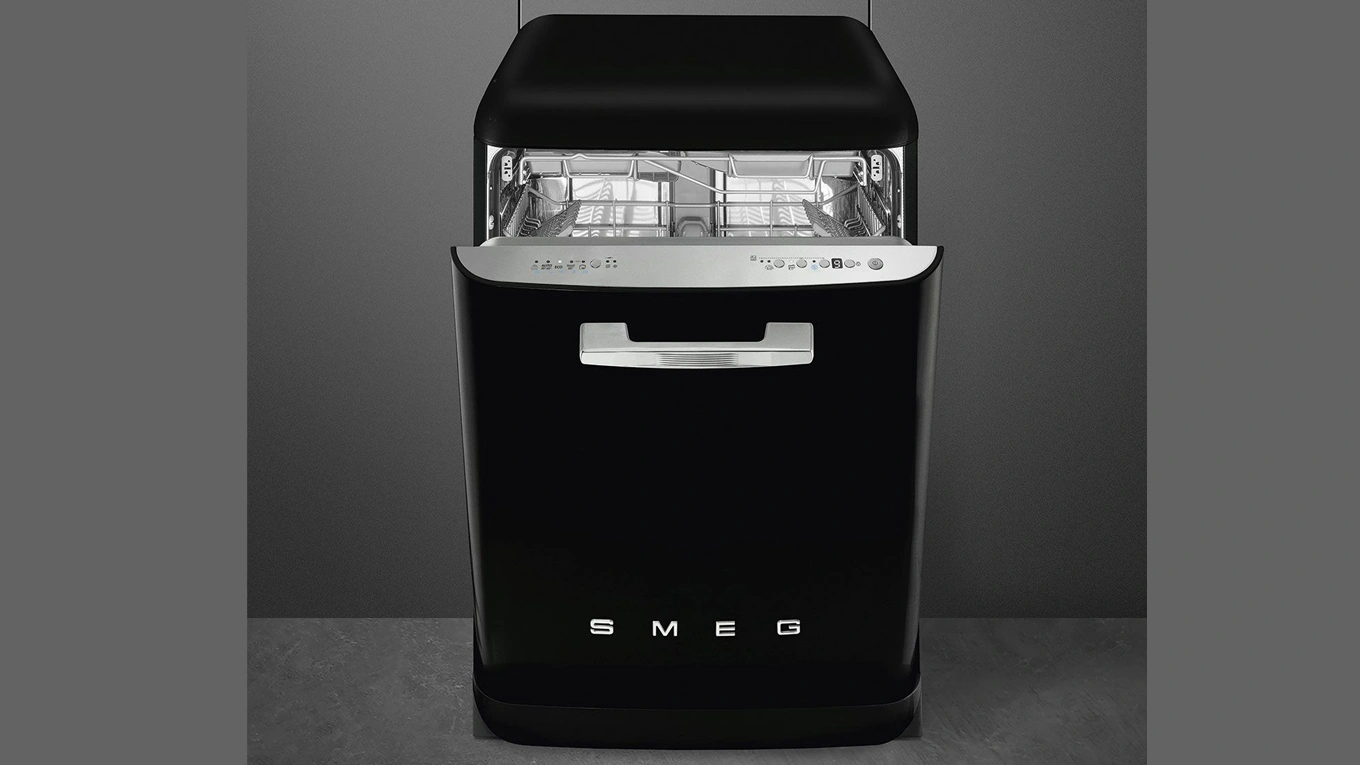 smeg retro stand-geschirrspüler in schwarz mit leicht geöffneter tür vor einem dunklen hintergrund