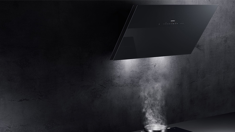 Gaggenau Serie 200 Dunstabzugshauben Schwarze Gaggenau serie 200 wand dunstabzugshaube mit eingeschaltetem lichtsaugt im dunklen wasserdampf aus einem topf ab