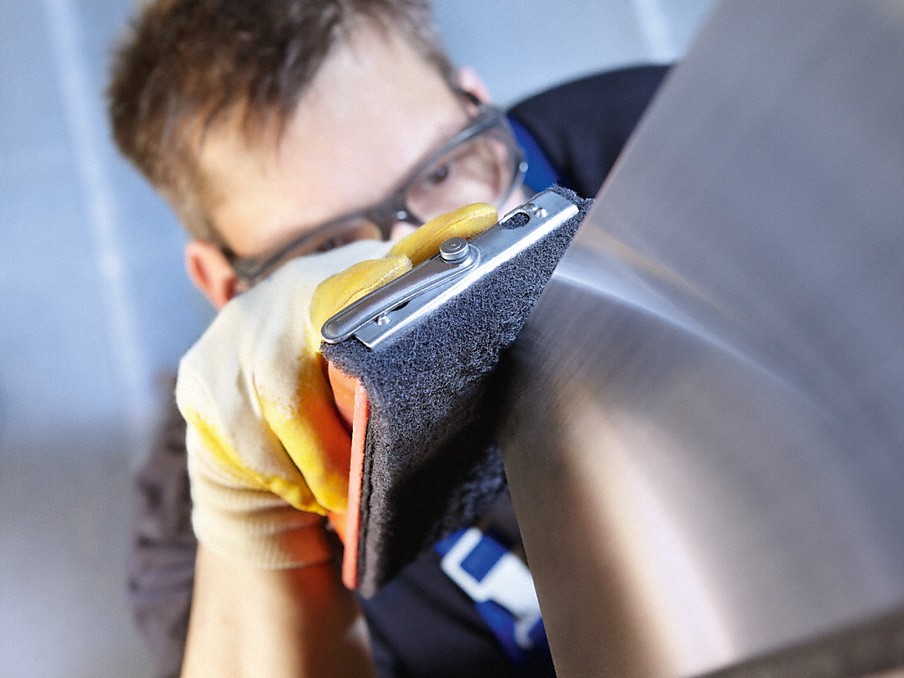 Miele Handarbeit Made in Germany mann beim fertigen von einem miele geraet