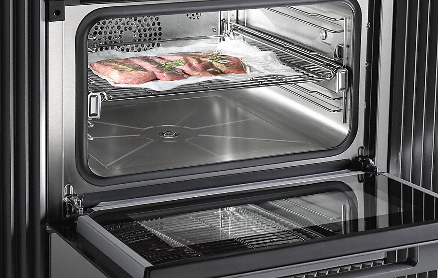 Miele Backofen Volumen Vakuumiertes Fleisch auf einem Rost im Miele Dampfgarer mit großer nutzungsfläche