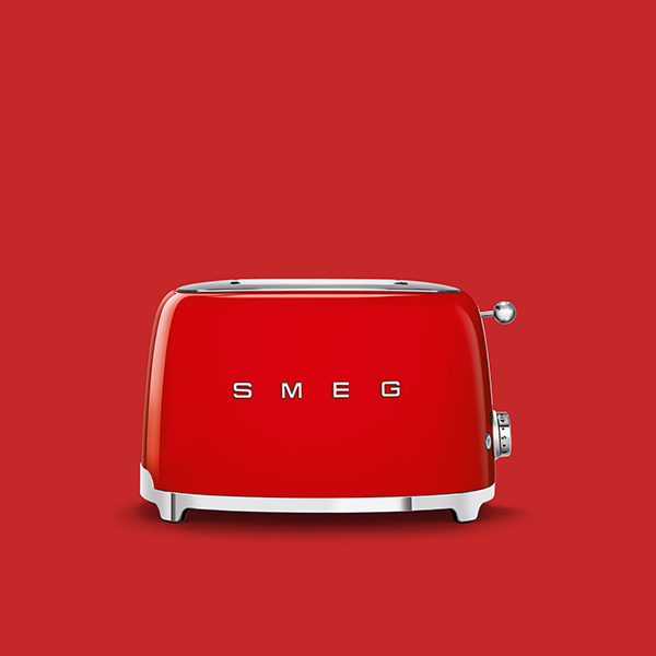 smeg retro toaster in rot vor rotem hintergrund