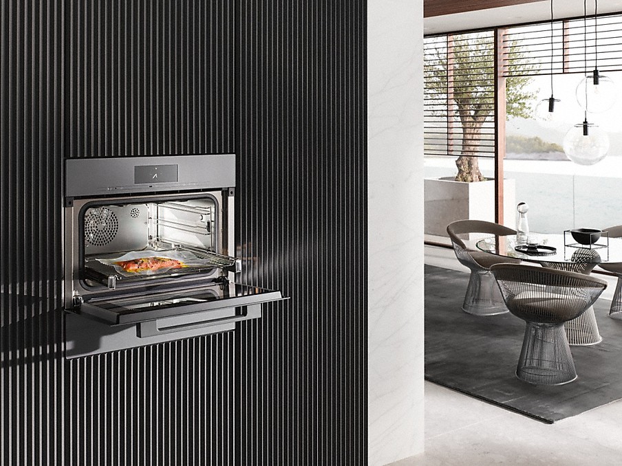 Miele Sous-Vide Garen geöffneter dampfbackofen von miele mit sous vide garen in einer modernen küche mit gestreifter küchenfront